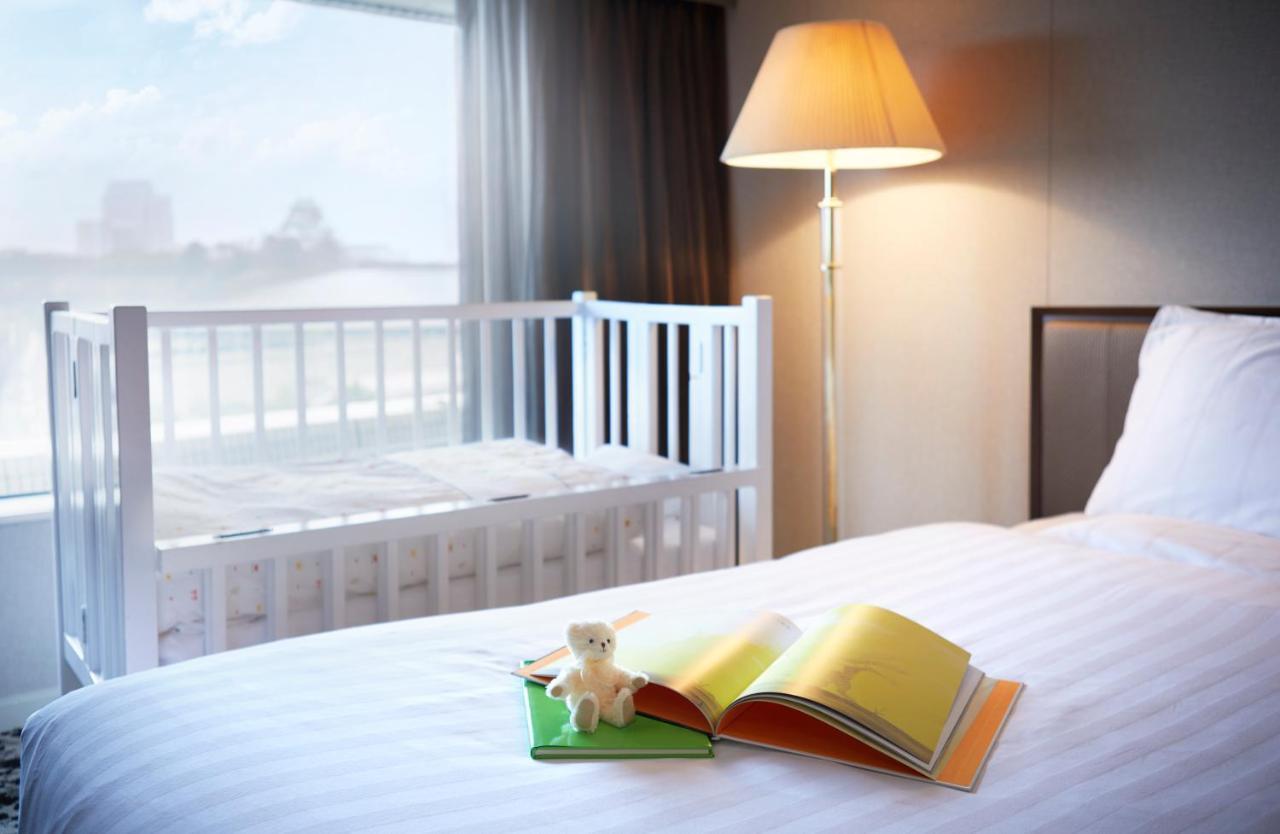 โรงแรมนิว โอตานิ โอซาก้า ภายนอก รูปภาพ A floor lamp